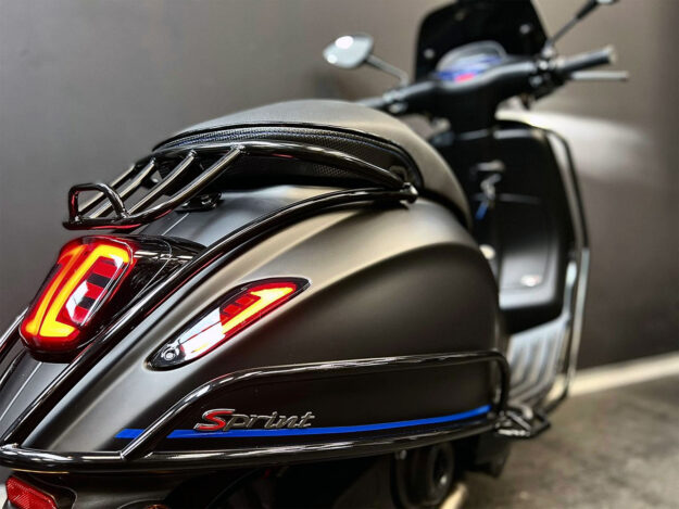 Vespa Sprint S mat zwart Blue Detail