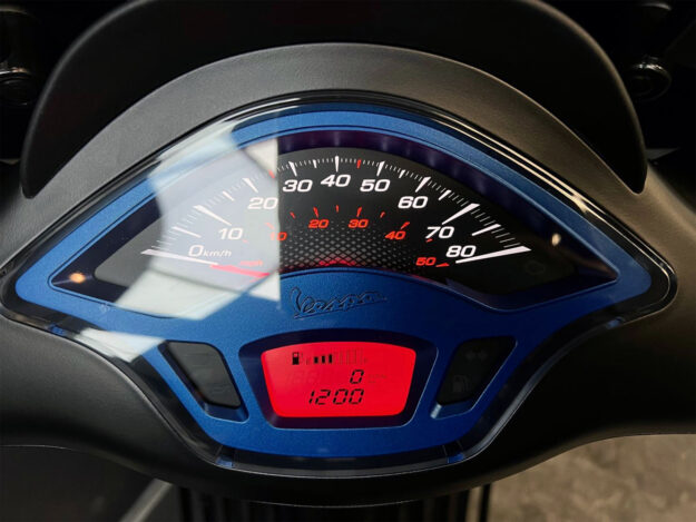 Vespa Sprint S mat zwart Blue Detail