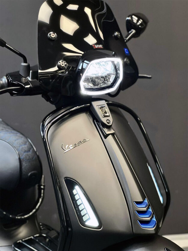 Vespa Sprint S mat zwart Blue Detail