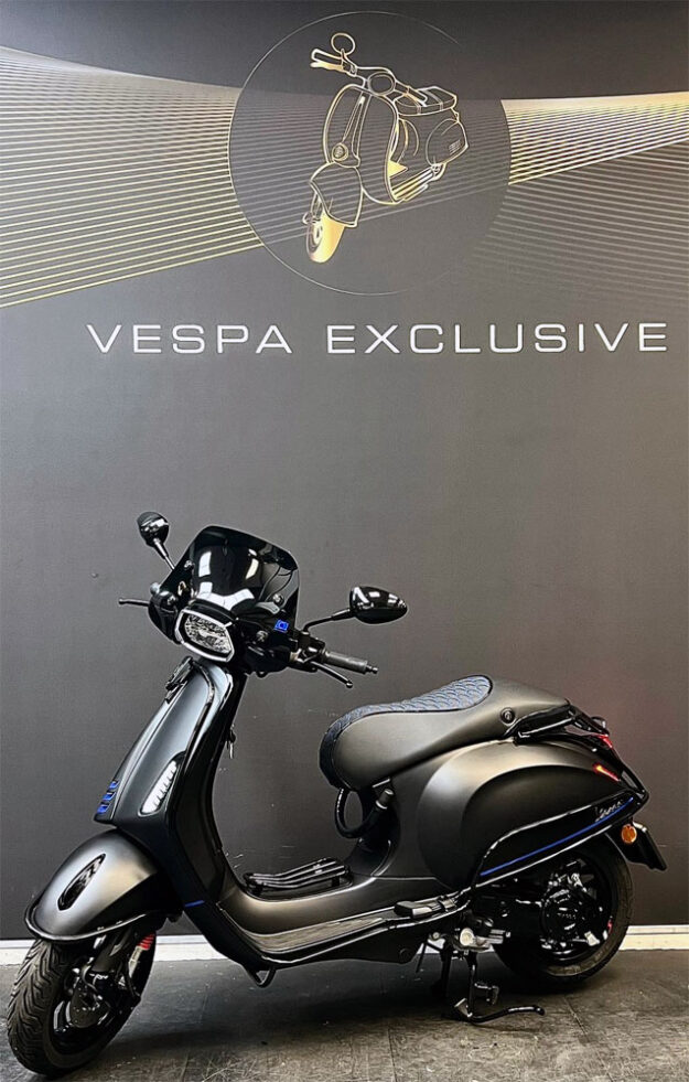 Vespa Sprint S mat zwart Blue Detail