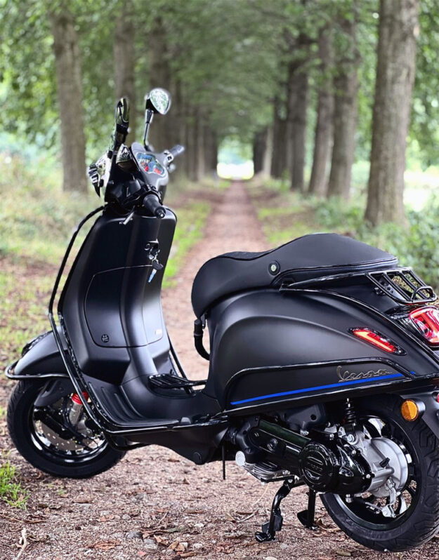 Vespa Sprint S mat zwart Blue Detail