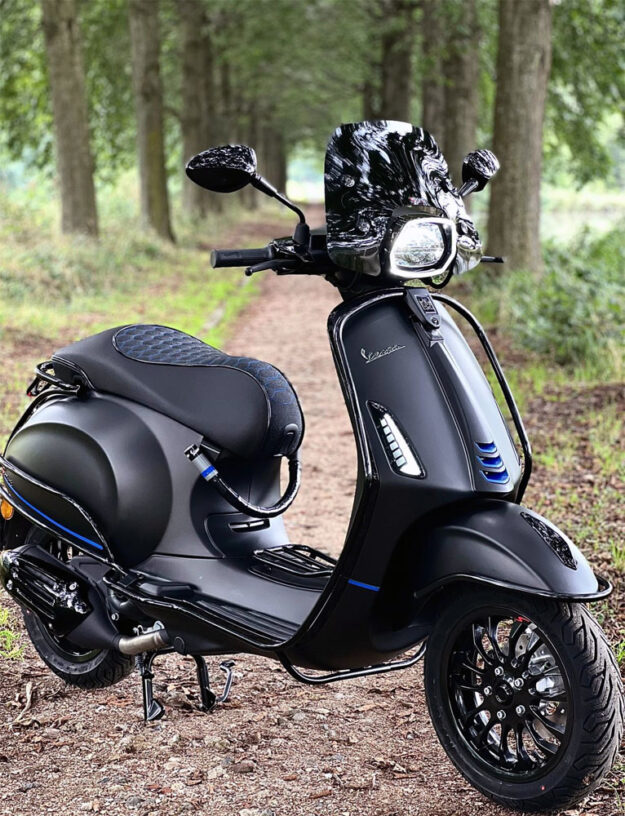 Vespa Sprint S mat zwart Blue Detail