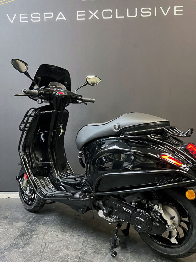 Vespa Sprint zwart Black on Black (full option)