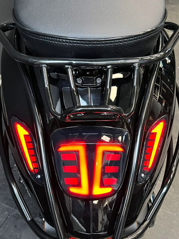 Vespa Sprint zwart Black on Black (full option)