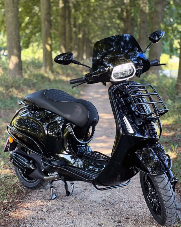 Vespa Sprint zwart Black on Black (full option)