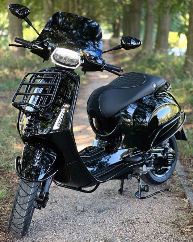 Vespa Sprint zwart Black on Black (full option)